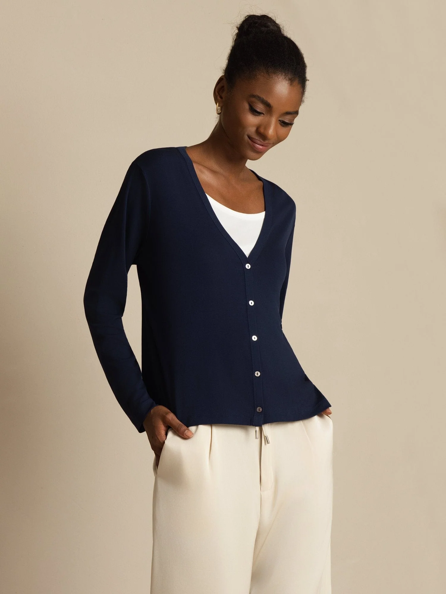 Cardigan Basique Femme en Pure Soie à Col V et Manches Longues - Image 3