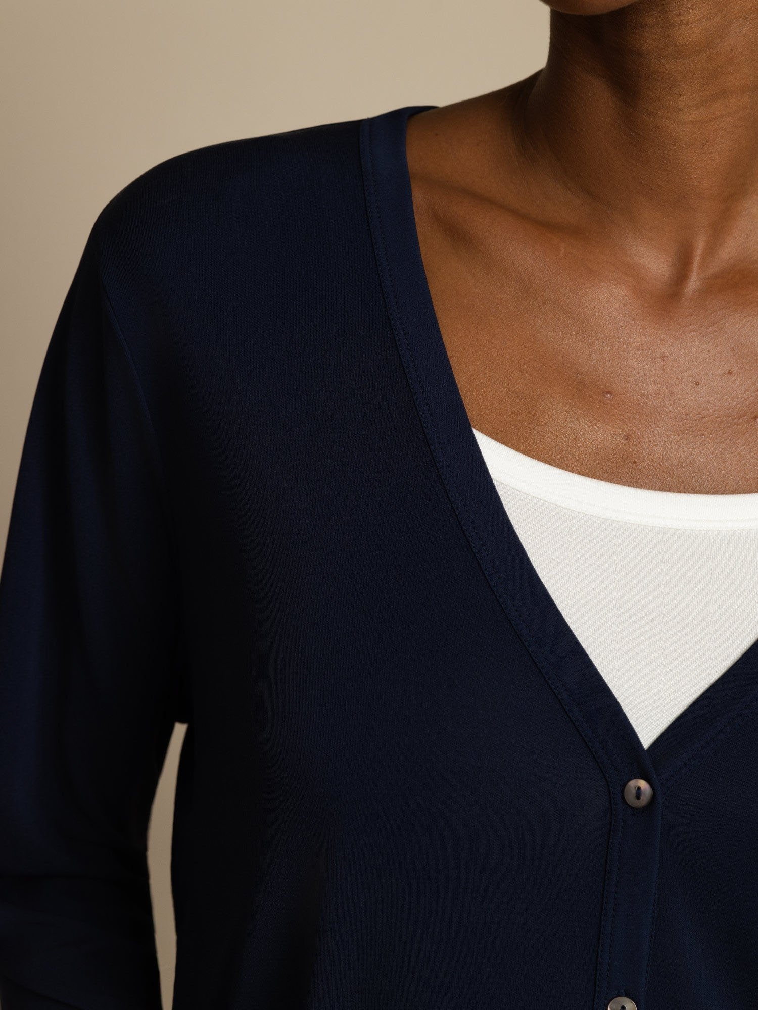 Cardigan Basique Femme en Pure Soie à Col V et Manches Longues - Image 7