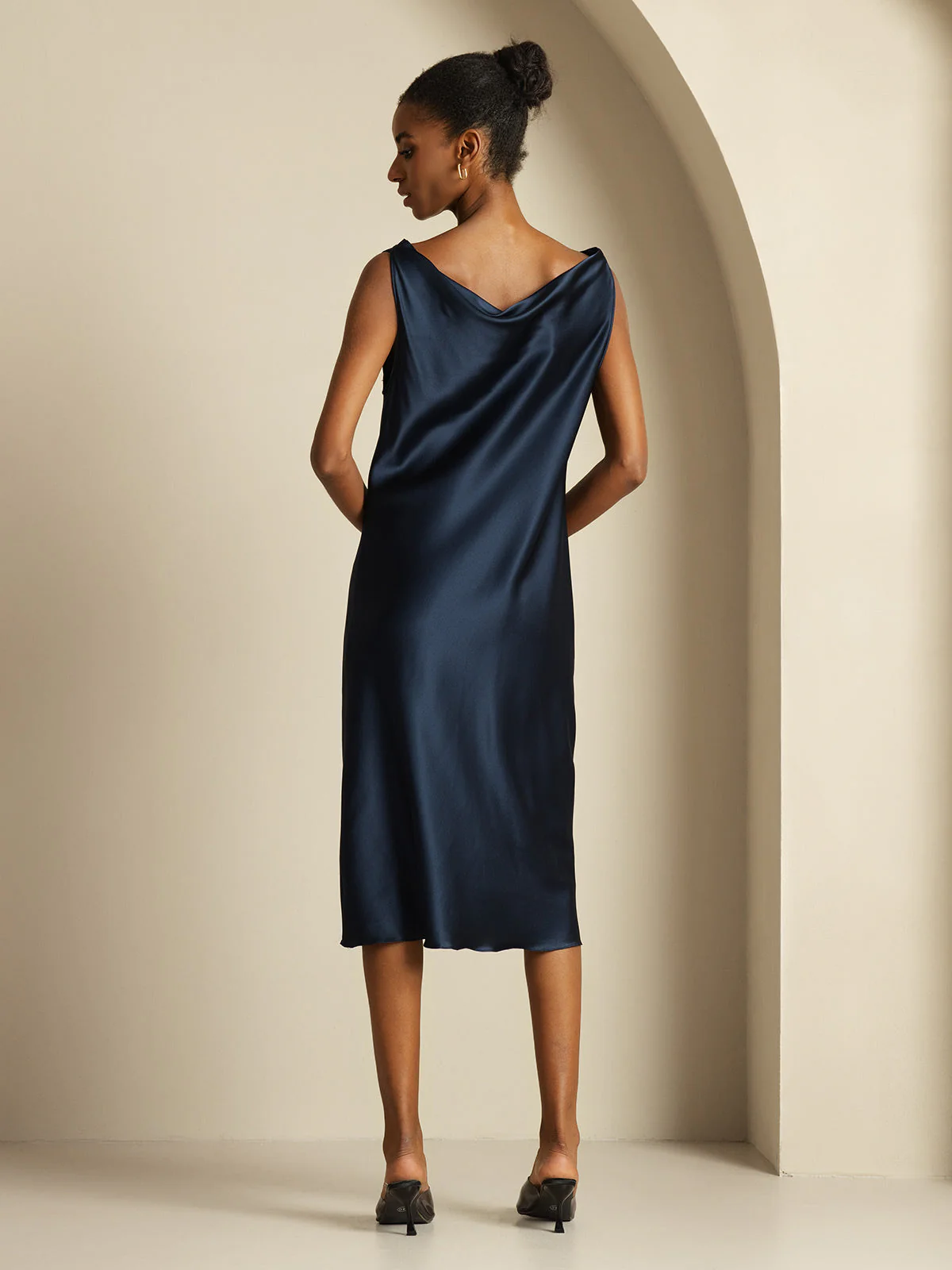 19Momme Robe sans manches en soie élégante à col bénitier - Image 2