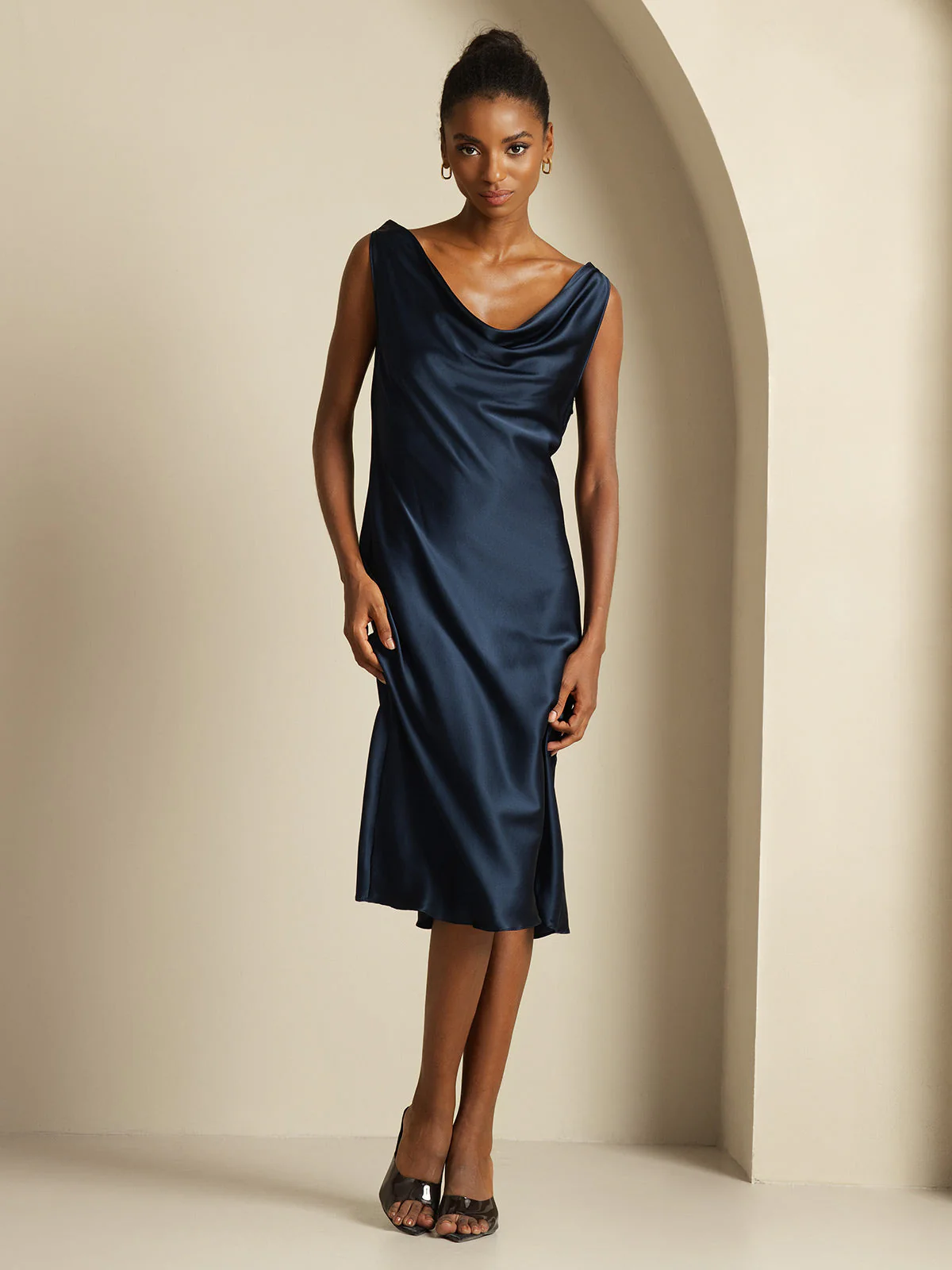 19Momme Robe sans manches en soie élégante à col bénitier - Image 6