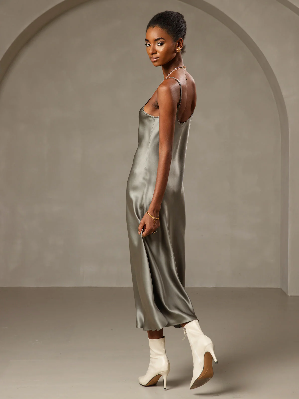 Robe Longue en Soie Pure avec Bretelles Spaghetti - Image 24