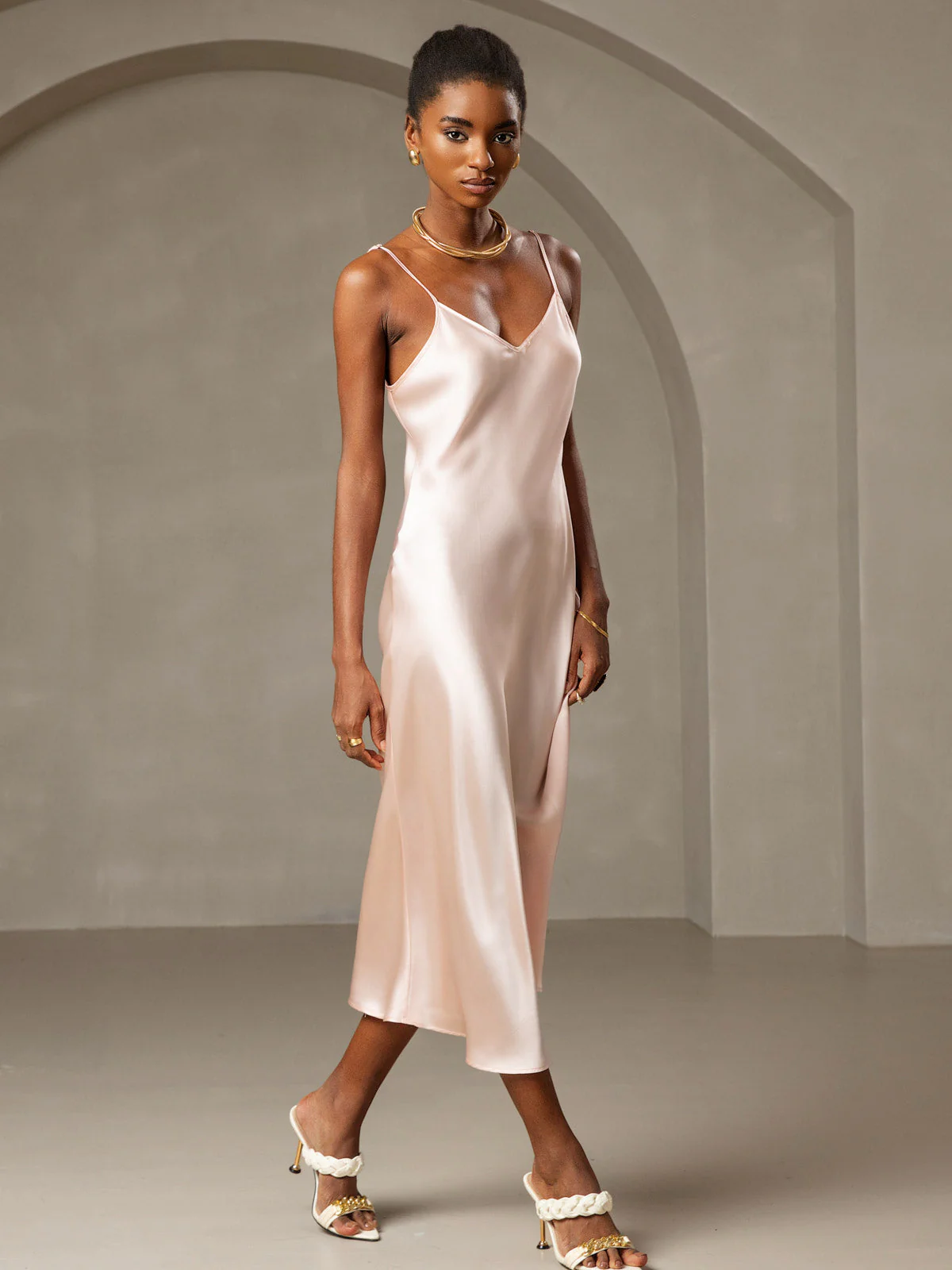 Robe Longue en Soie Pure avec Bretelles Spaghetti - Image 38