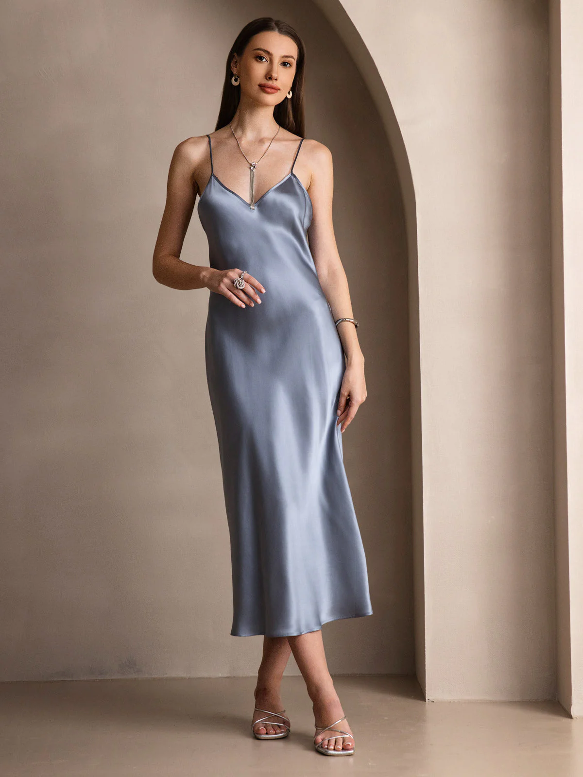 Robe Longue en Soie Pure avec Bretelles Spaghetti - Image 56
